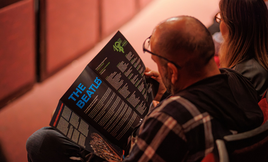 Orquestra Sinfônica do Paraná encanta plateia lotada com repertório dos Beatles no Guairão