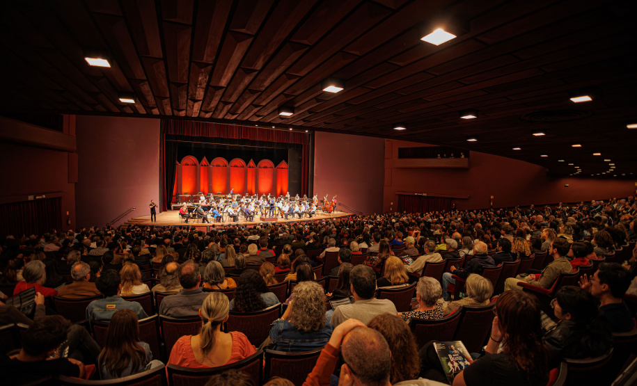 Orquestra Sinfônica do Paraná encanta plateia lotada com repertório dos Beatles no Guairão