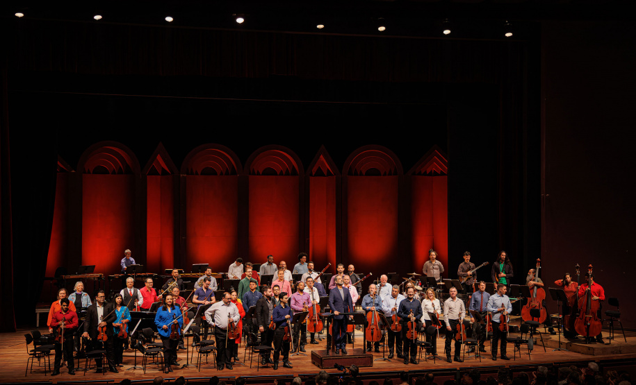Orquestra Sinfônica do Paraná encanta plateia lotada com repertório dos Beatles no Guairão