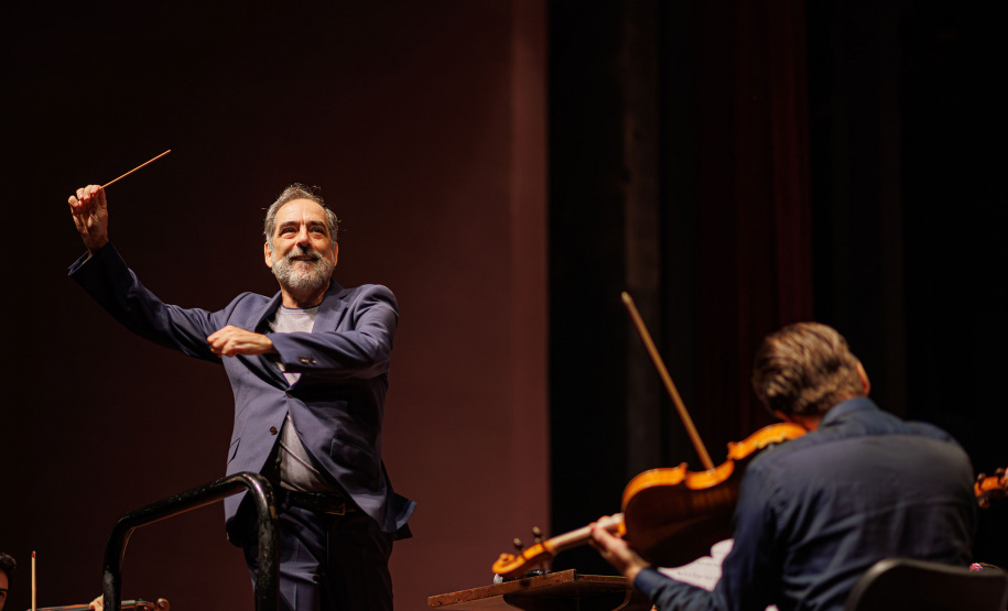 Orquestra Sinfônica do Paraná encanta plateia lotada com repertório dos Beatles no Guairão