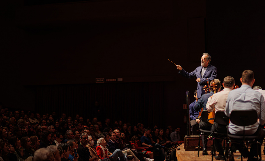 Orquestra Sinfônica do Paraná encanta plateia lotada com repertório dos Beatles no Guairão