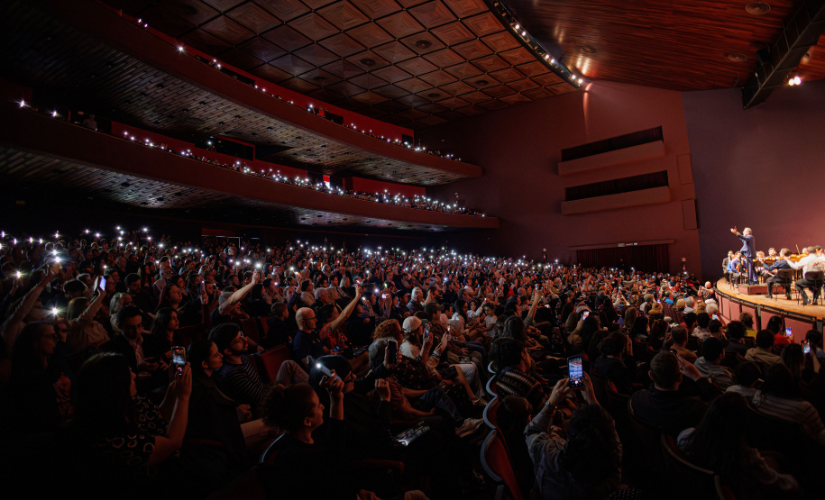 Orquestra Sinfônica do Paraná encanta plateia lotada com repertório dos Beatles no Guairão