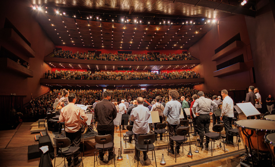 Orquestra Sinfônica do Paraná encanta plateia lotada com repertório dos Beatles no Guairão