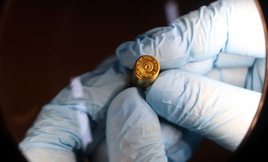 Polícia Científica do Paraná realiza coleta de padrão de metralhadora de alto calibre