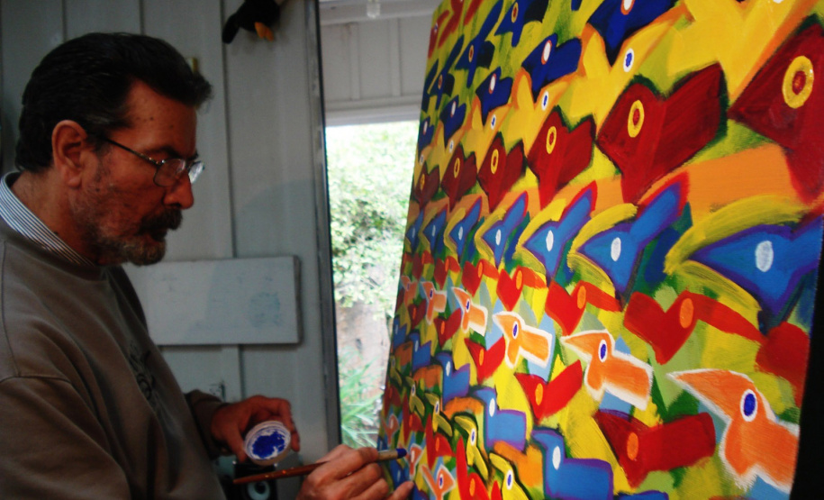 Nova exposição do MAC Paraná celebra os 80 anos do artista  Rogério Dias