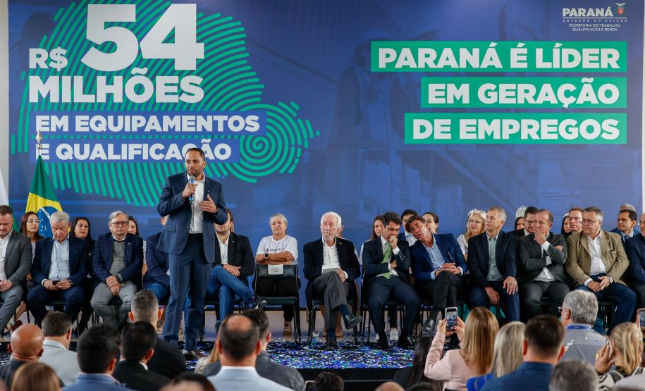 O governador em exercício, Darci Piana, anuncia um pacote de investimentos de R$ 54 milhões destinado à modernização da Rede Sine/PR e à ampliação da oferta de cursos de qualificação profissional em 311 municípios do Estado.