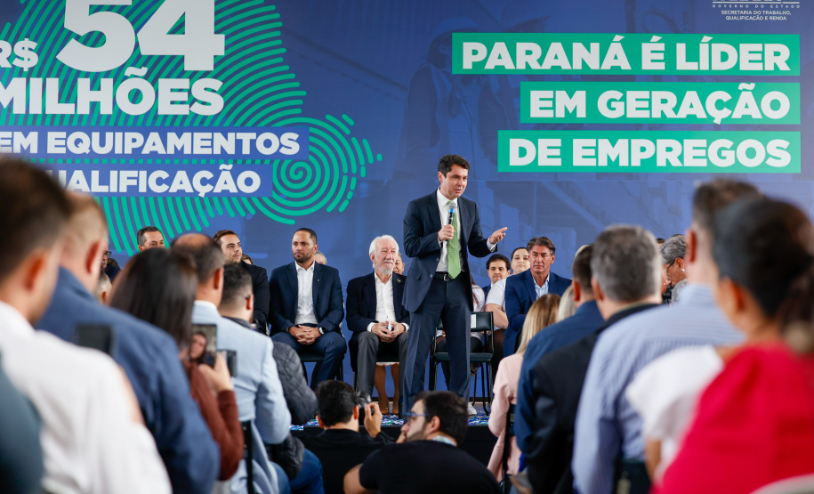 O governador em exercício, Darci Piana, anuncia um pacote de investimentos de R$ 54 milhões destinado à modernização da Rede Sine/PR e à ampliação da oferta de cursos de qualificação profissional em 311 municípios do Estado.