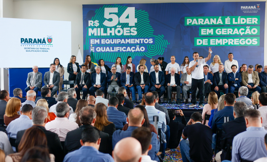 O governador em exercício, Darci Piana, anuncia um pacote de investimentos de R$ 54 milhões destinado à modernização da Rede Sine/PR e à ampliação da oferta de cursos de qualificação profissional em 311 municípios do Estado.