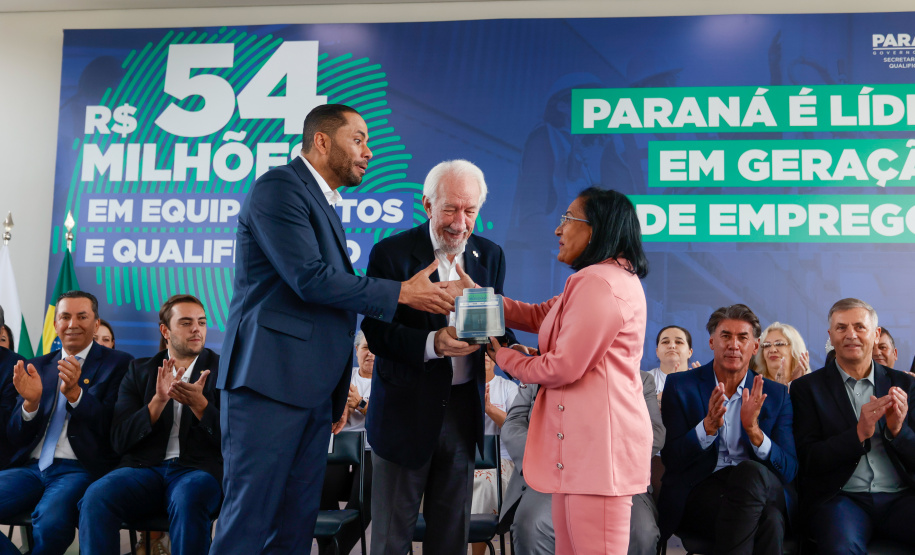 O governador em exercício, Darci Piana, anuncia um pacote de investimentos de R$ 54 milhões destinado à modernização da Rede Sine/PR e à ampliação da oferta de cursos de qualificação profissional em 311 municípios do Estado.