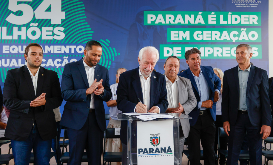 O governador em exercício, Darci Piana, anuncia um pacote de investimentos de R$ 54 milhões destinado à modernização da Rede Sine/PR e à ampliação da oferta de cursos de qualificação profissional em 311 municípios do Estado.