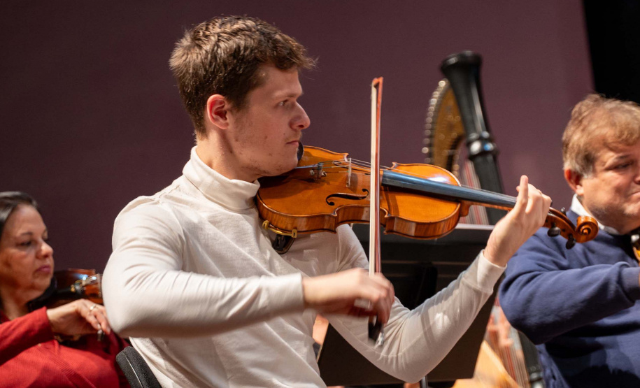 Vinícius Batista, de 25 anos, que entrou para o grupo em 2017, aos 18 anos, sendo até hoje o caçula da formação.