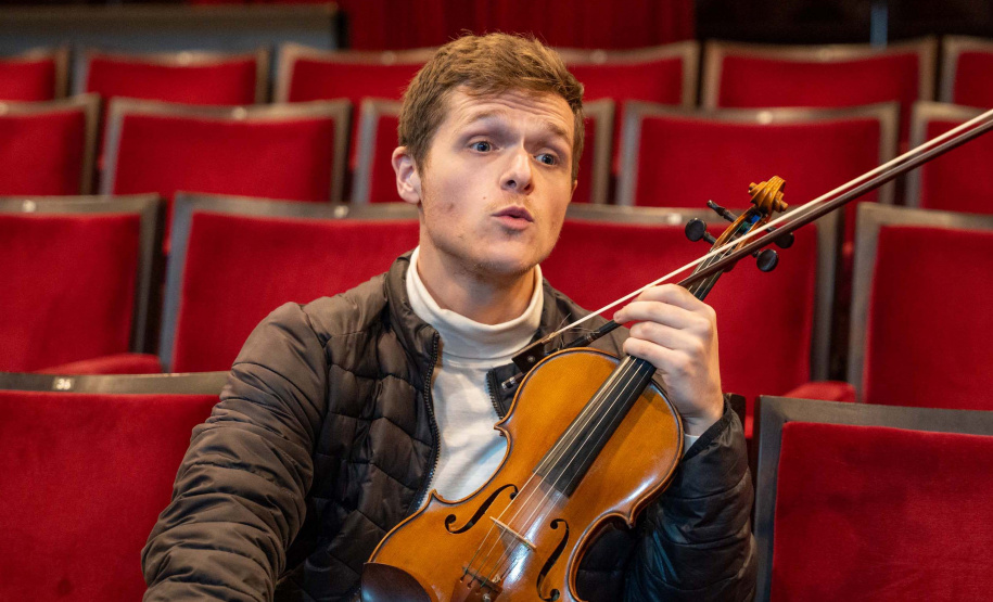 Vinícius Batista, de 25 anos, que entrou para o grupo em 2017, aos 18 anos, sendo até hoje o caçula da formação.