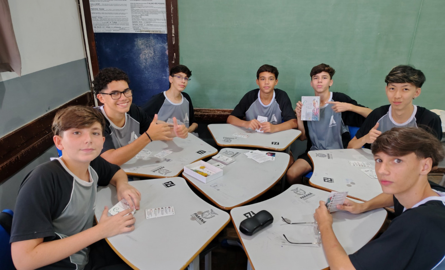 Saem telas, entram tabuleiros: restrição a celulares nas escolas do Paraná revela novos interesses