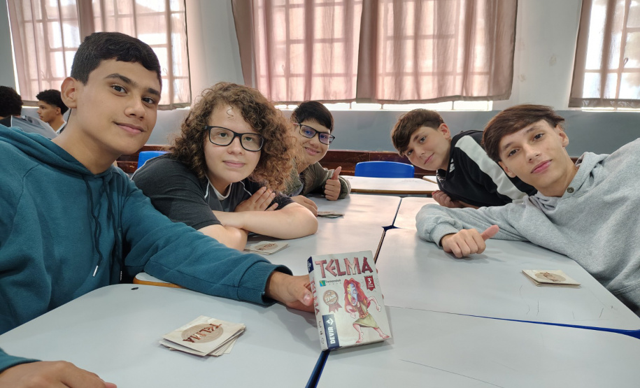 Saem telas, entram tabuleiros: restrição a celulares nas escolas do Paraná revela novos interesses