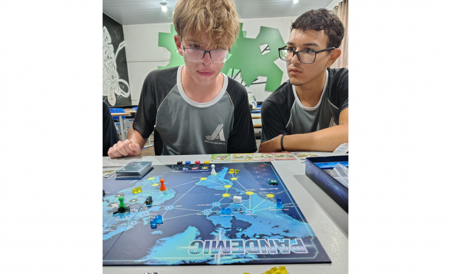 Saem telas, entram tabuleiros: restrição a celulares nas escolas do Paraná revela novos interesses