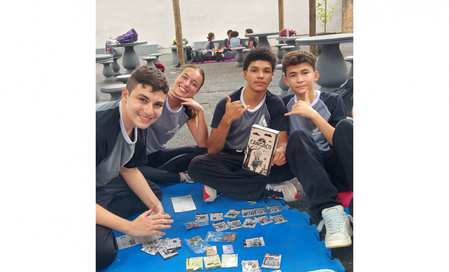 Saem telas, entram tabuleiros: restrição a celulares nas escolas do Paraná revela novos interesses