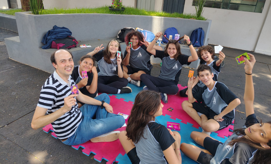 Saem telas, entram tabuleiros: restrição a celulares nas escolas do Paraná revela novos interesses