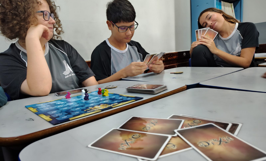 Saem telas, entram tabuleiros: restrição a celulares nas escolas do Paraná revela novos interesses