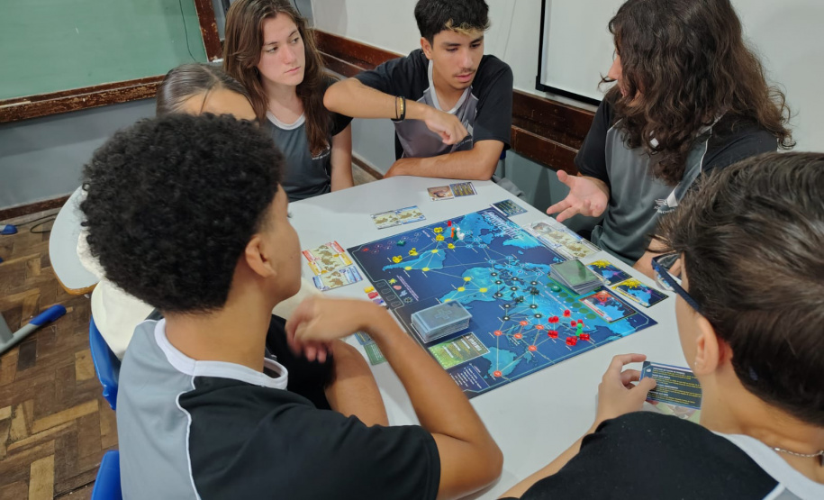 Saem telas, entram tabuleiros: restrição a celulares nas escolas do Paraná revela novos interesses