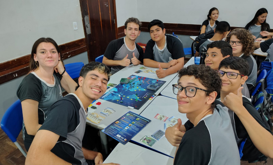 Saem telas, entram tabuleiros: restrição a celulares nas escolas do Paraná revela novos interesses