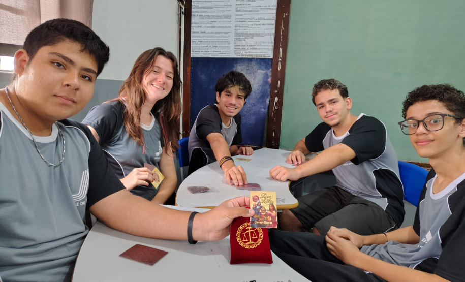 Saem telas, entram tabuleiros: restrição a celulares nas escolas do Paraná revela novos interesses