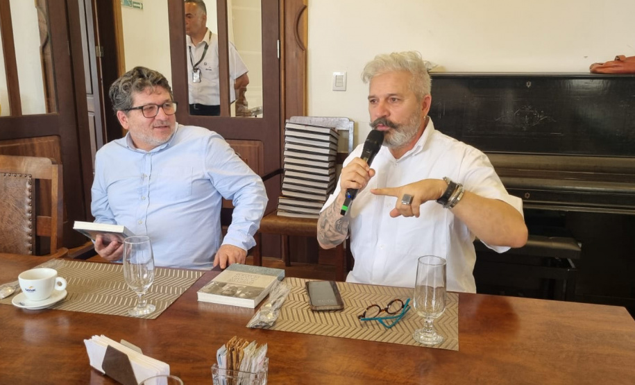 Academia Paranaense de Letras recebe diretores do Centro Cultural Teatro Guaira para apresentação do livro dos 140 anos