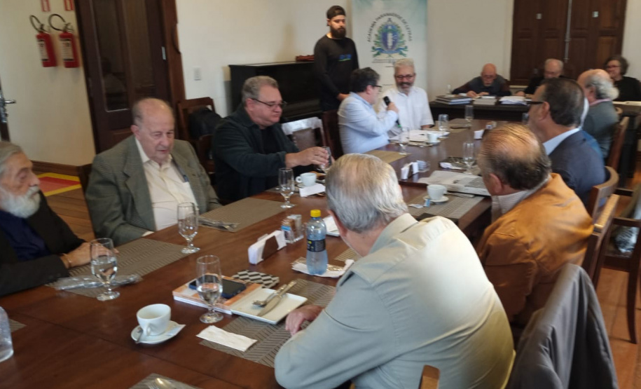 Academia Paranaense de Letras recebe diretores do Centro Cultural Teatro Guaira para apresentação do livro dos 140 anos