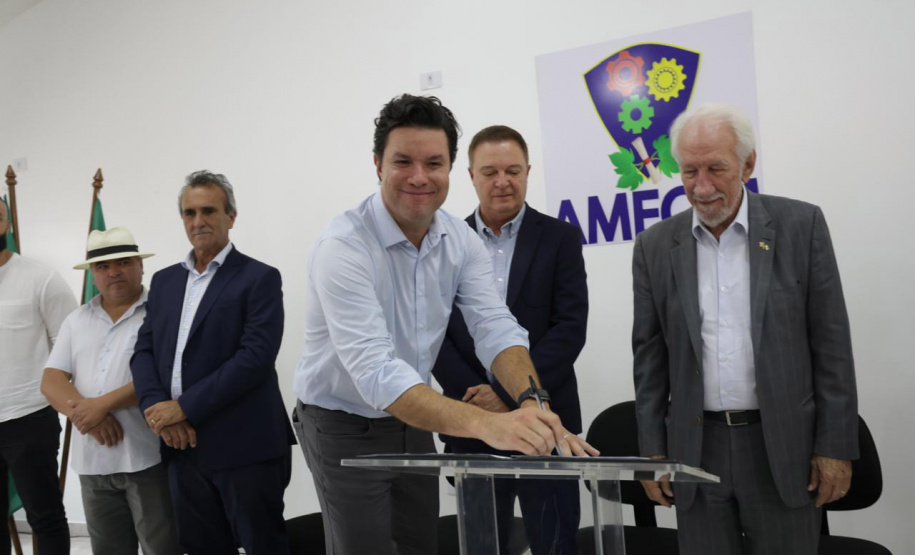 SECID - Governo do Estado formaliza investimento de R$ 4,7 milhões para pavimentação em Colombo