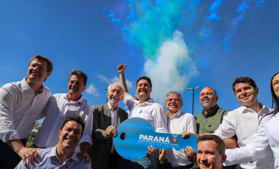 O governador Carlos Massa Ratinho Junior participou nesta sexta-feira (9) da entrega de um conjunto habitacional com 528 casas em Guarapuava, na região Centro-Sul do Estado.