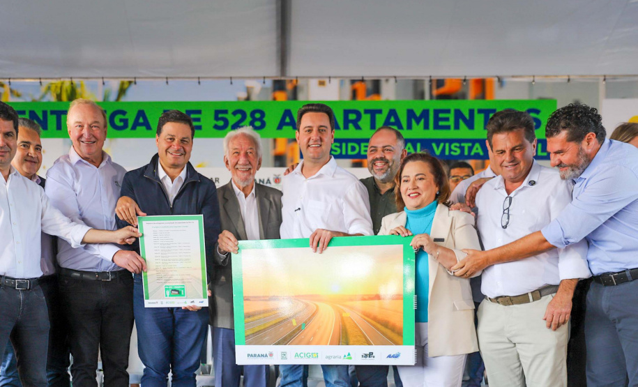 O governador Carlos Massa Ratinho Junior participou nesta sexta-feira (9) da entrega de um conjunto habitacional com 528 casas em Guarapuava, na região Centro-Sul do Estado.