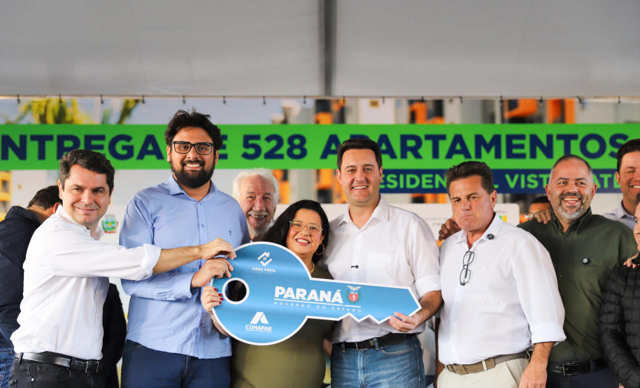 O governador Carlos Massa Ratinho Junior participou nesta sexta-feira (9) da entrega de um conjunto habitacional com 528 casas em Guarapuava, na região Centro-Sul do Estado.
