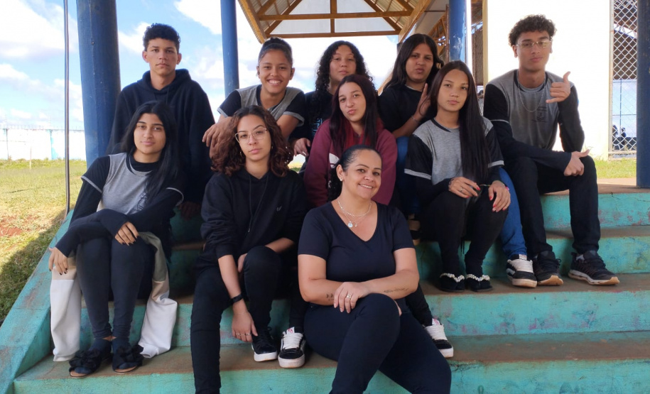 Educação ambiental: estudantes de colégio estadual em Arapoti transformam lixo orgânico em adubo para horta