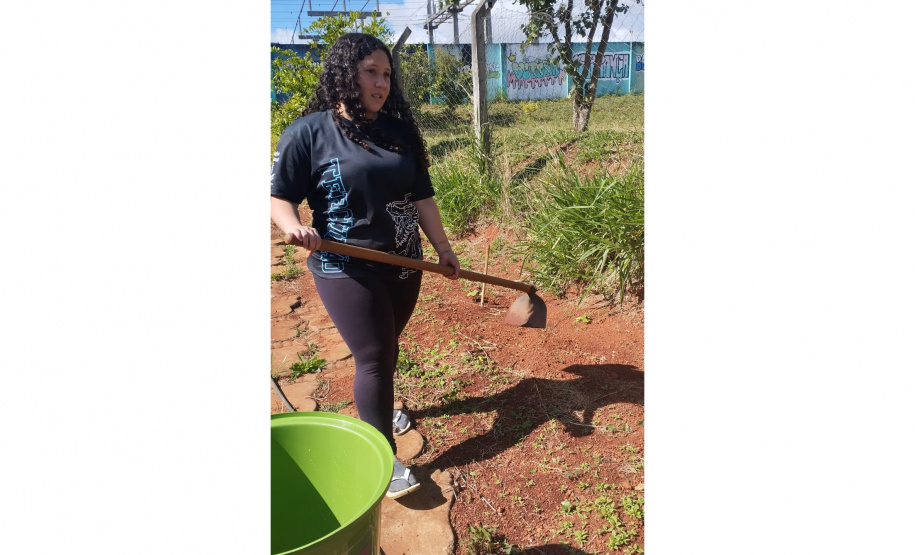 Educação ambiental: estudantes de colégio estadual em Arapoti transformam lixo orgânico em adubo para horta