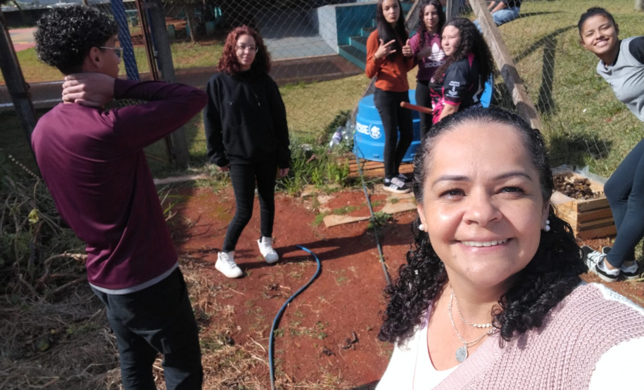 Educação ambiental: estudantes de colégio estadual em Arapoti transformam lixo orgânico em adubo para horta