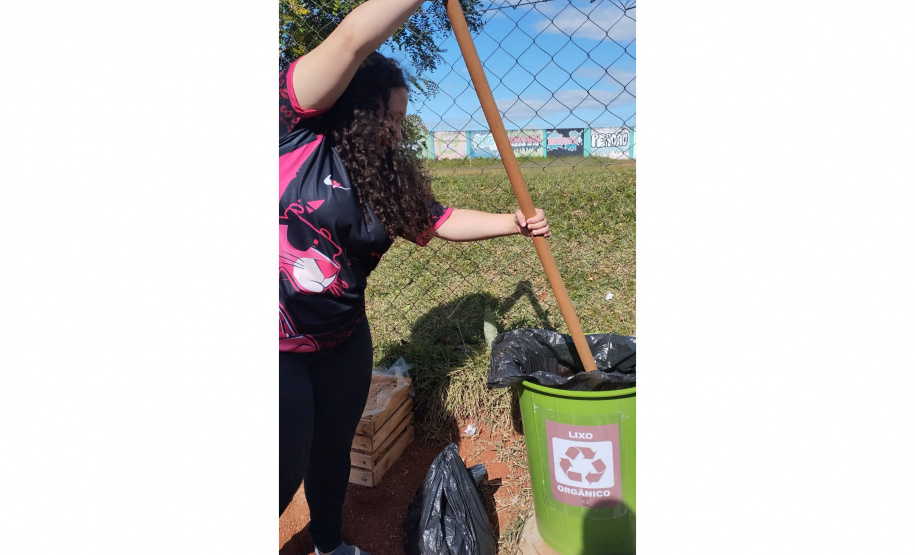Educação ambiental: estudantes de colégio estadual em Arapoti transformam lixo orgânico em adubo para horta