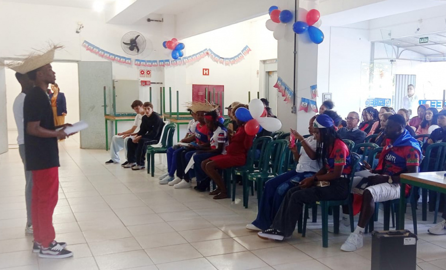 SEED - Inclusão: comunidade haitiana celebra identidade e cultura no Ceebja de Cascavel