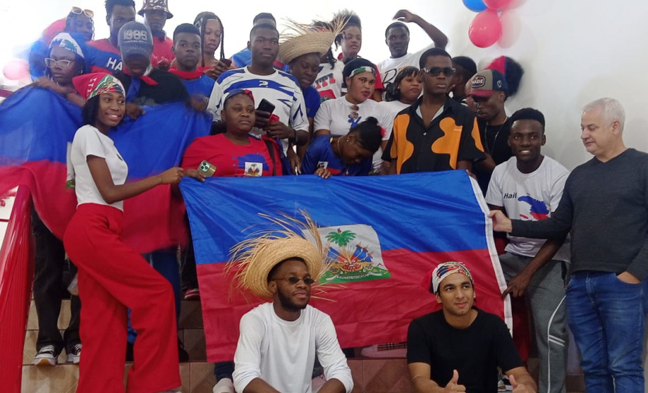 SEED - Inclusão: comunidade haitiana celebra identidade e cultura no Ceebja de Cascavel