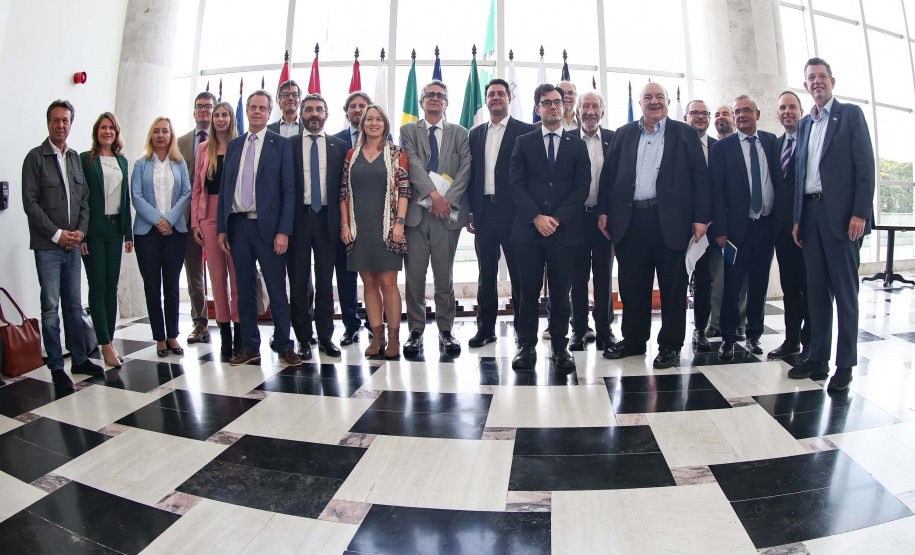 O governador Carlos Massa Ratinho Junior em reunião com delegação da União Europeia.