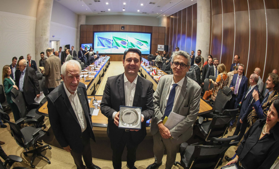 O governador Carlos Massa Ratinho Junior em reunião com delegação da União Europeia.