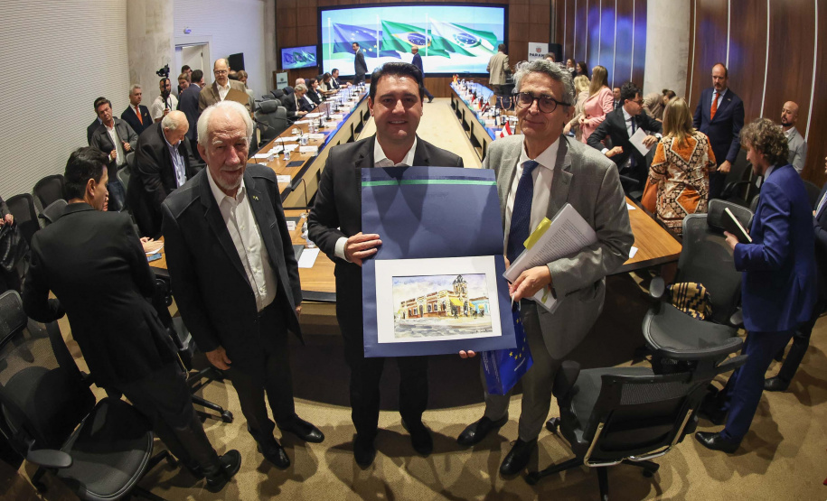 O governador Carlos Massa Ratinho Junior em reunião com delegação da União Europeia.