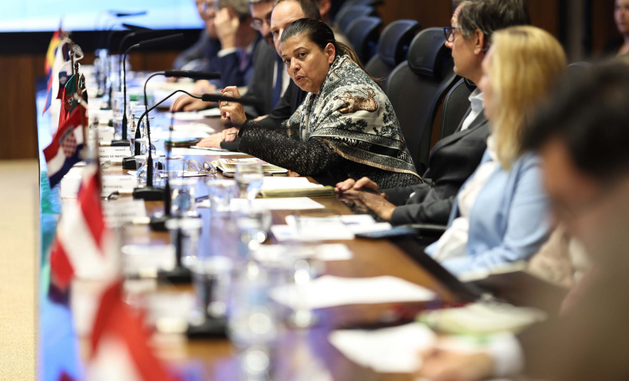 O governador Carlos Massa Ratinho Junior em reunião com delegação da União Europeia.