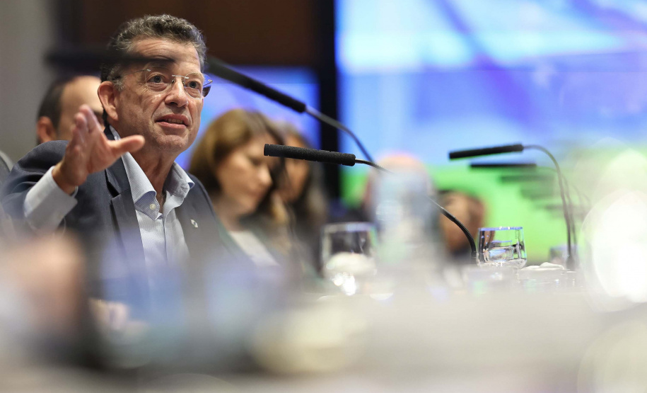 O governador Carlos Massa Ratinho Junior em reunião com delegação da União Europeia.