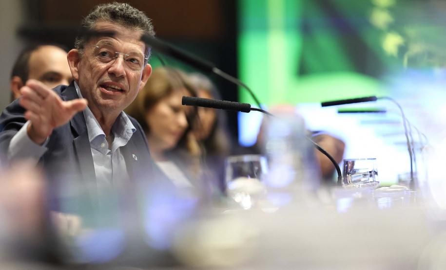 O governador Carlos Massa Ratinho Junior em reunião com delegação da União Europeia.