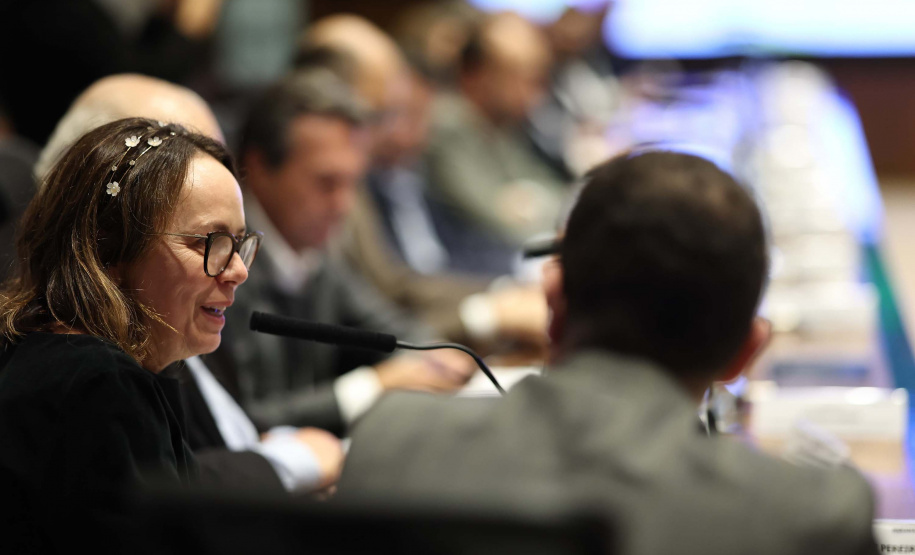 O governador Carlos Massa Ratinho Junior em reunião com delegação da União Europeia.