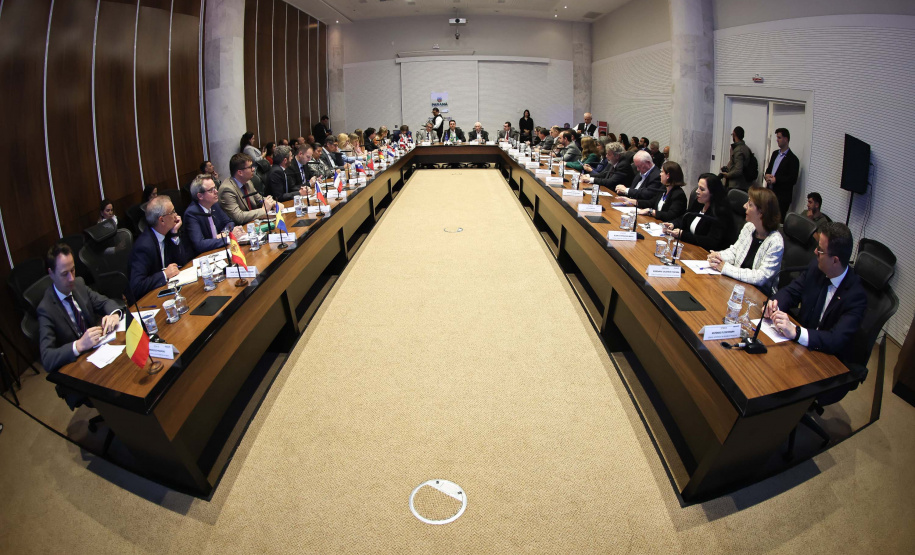 O governador Carlos Massa Ratinho Junior em reunião com delegação da União Europeia.