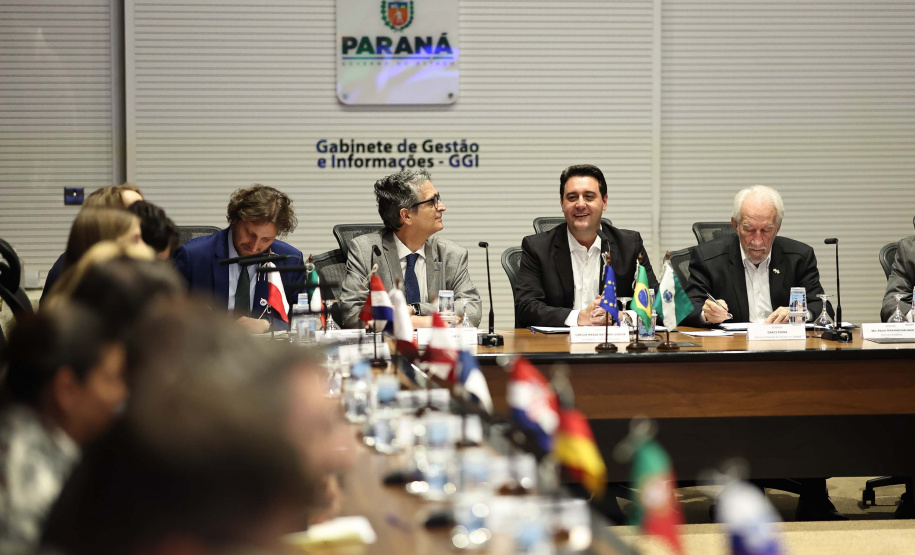 O governador Carlos Massa Ratinho Junior em reunião com delegação da União Europeia.