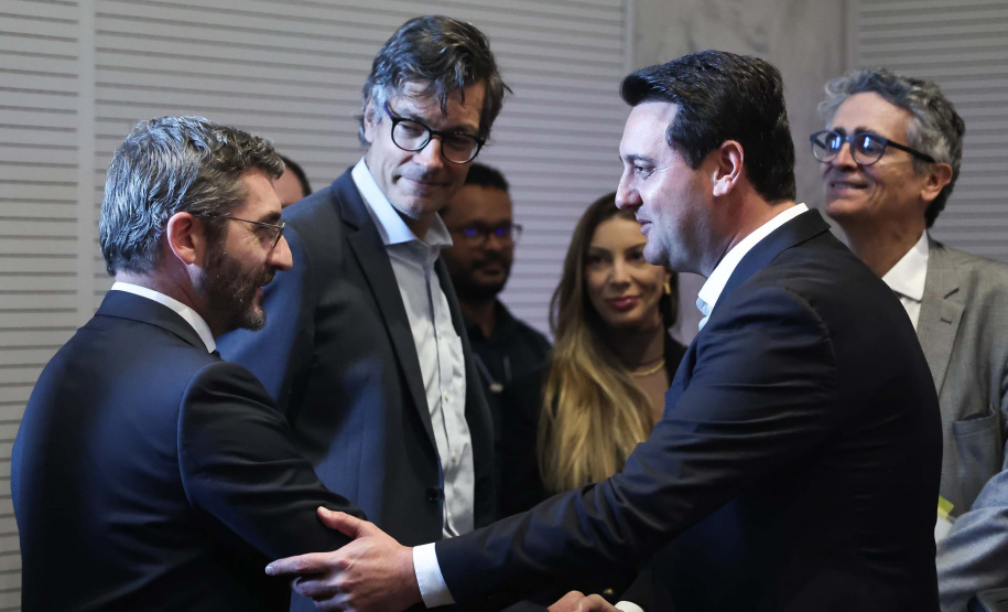 O governador Carlos Massa Ratinho Junior em reunião com delegação da União Europeia.