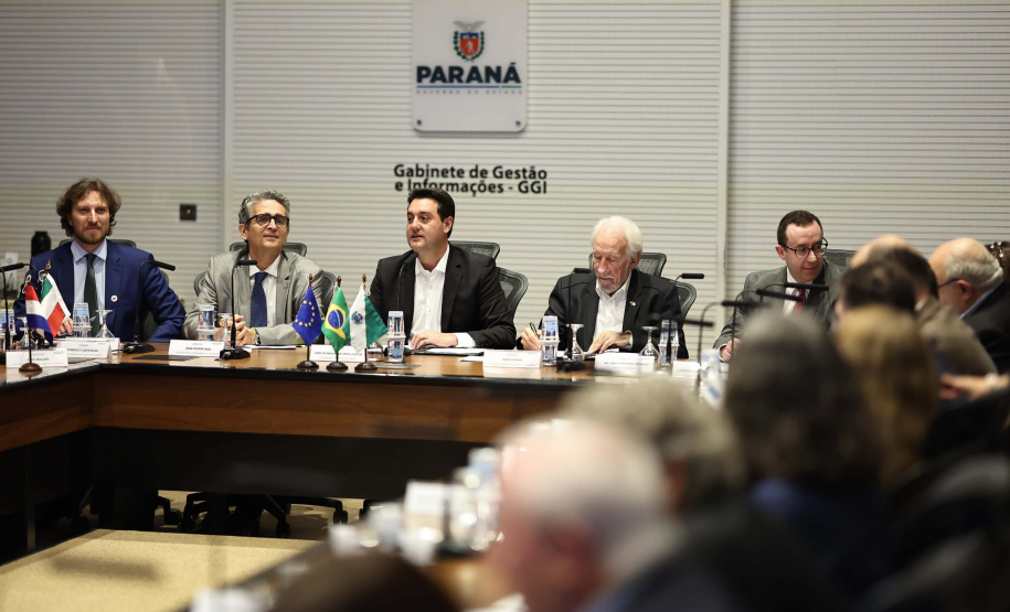 O governador Carlos Massa Ratinho Junior em reunião com delegação da União Europeia.