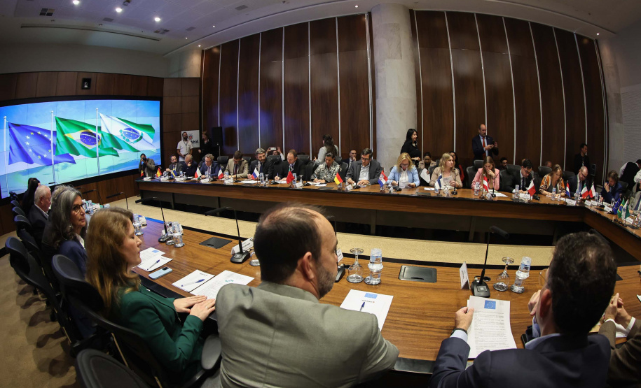 O governador Carlos Massa Ratinho Junior em reunião com delegação da União Europeia.