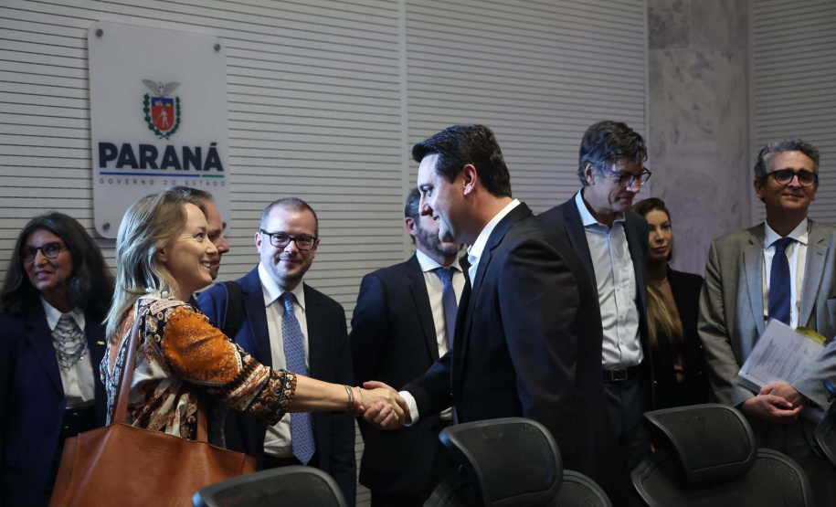 O governador Carlos Massa Ratinho Junior em reunião com delegação da União Europeia.